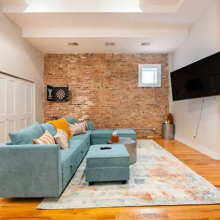 Luxurious Downtown 3 Bed 2 Bth Apartment