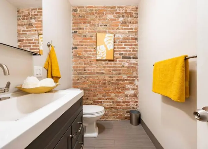 Luxurious Downtown 3 Bed 2 Bth