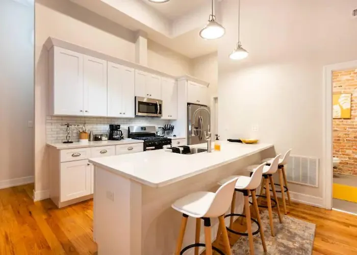 Luxurious Downtown 3 Bed 2 Bth