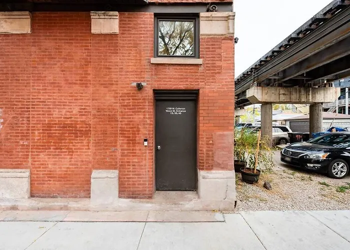 Luxurious Downtown 3 Bed 2 Bth